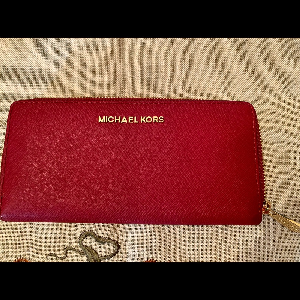 Michael Kors Zip around wallet berry/red